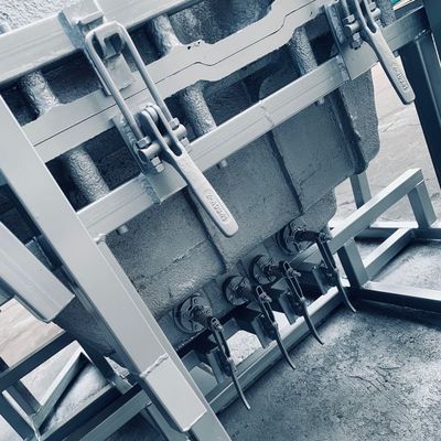De Vormennpt van aluminiumrotatiegieten Brandstoftank die met 40x40-het Kader van Staalbuizen wordt gegoten