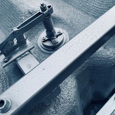 De Vormennpt van aluminiumrotatiegieten Brandstoftank die met 40x40-het Kader van Staalbuizen wordt gegoten